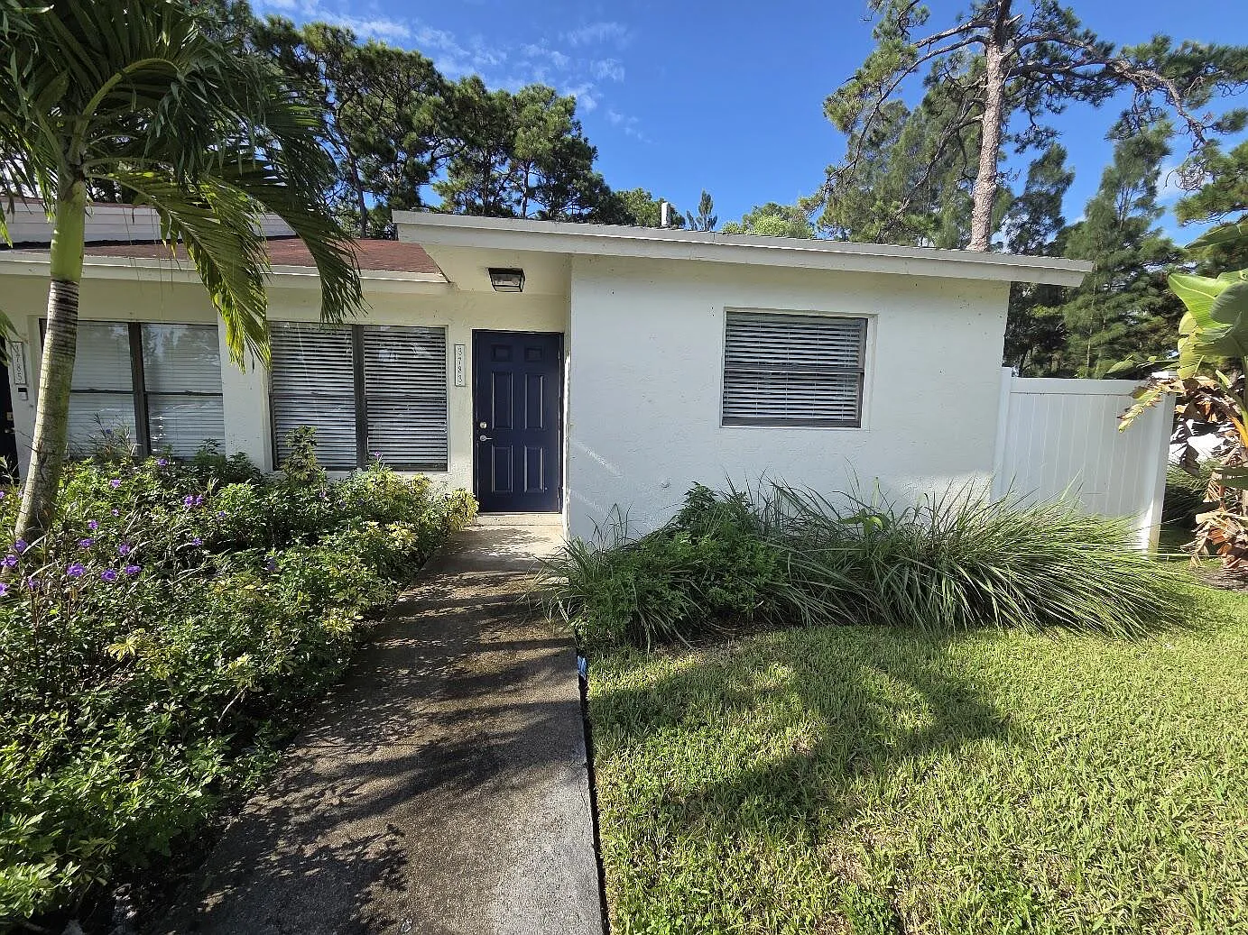 2 bed, 2.0 bath, 921 sqft, $2,400 — Photo 2