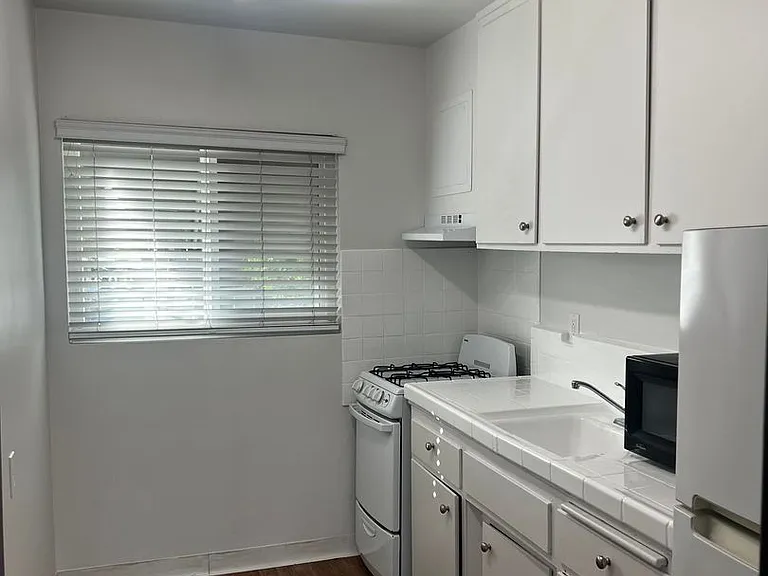 2613 W Olive Ave — Photo 5