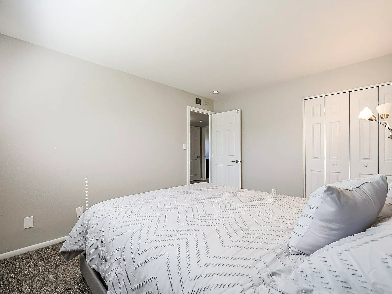 4 bed, 4.0 bath, 2995 sqft, $789 — Photo 1