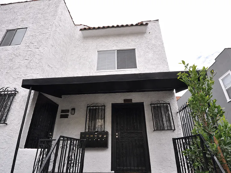 1832 N Wilcox Ave — Photo 2