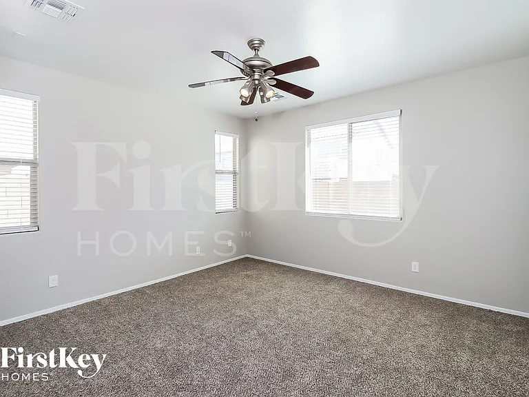 5027 W Saint Catherine Ave — Photo 10