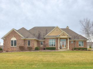 N88W27365 Meadow Ridge Dr, Hartland, WI 53029