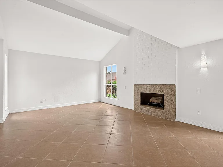 8632 Maplecrest Dr — Photo 3