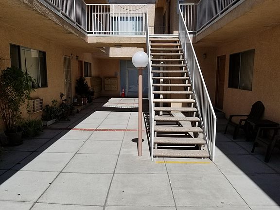 4th image of 11222 Moorpark St #236
