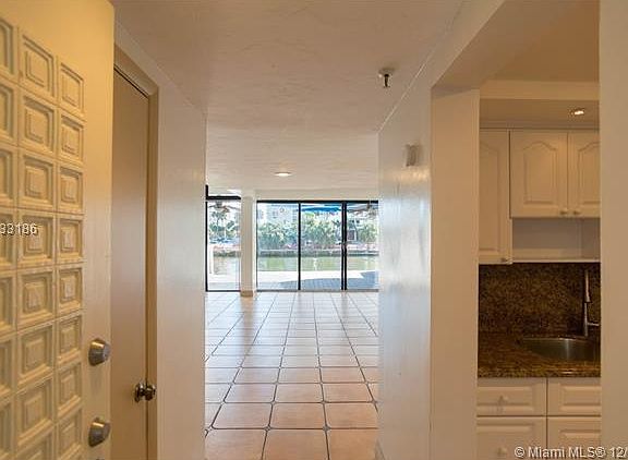 5th image of 410 Poinciana Dr