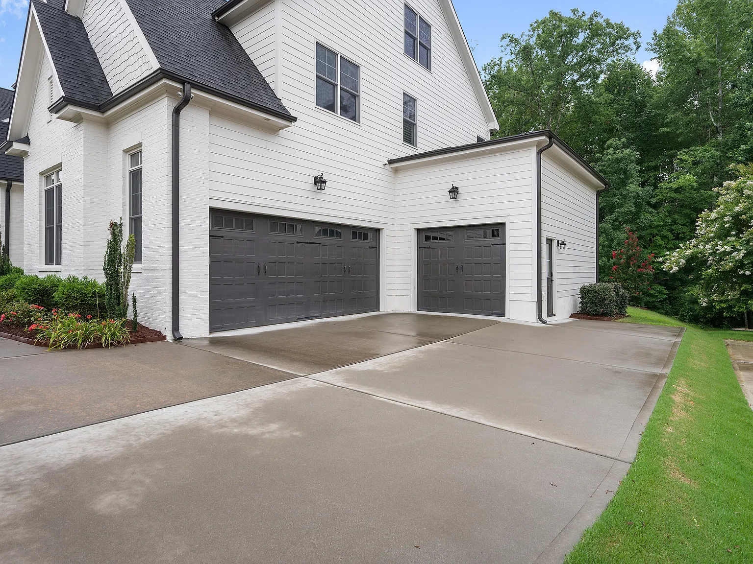5 bed, 4.0 bath, 4225 sqft, $5,500 — Photo 2