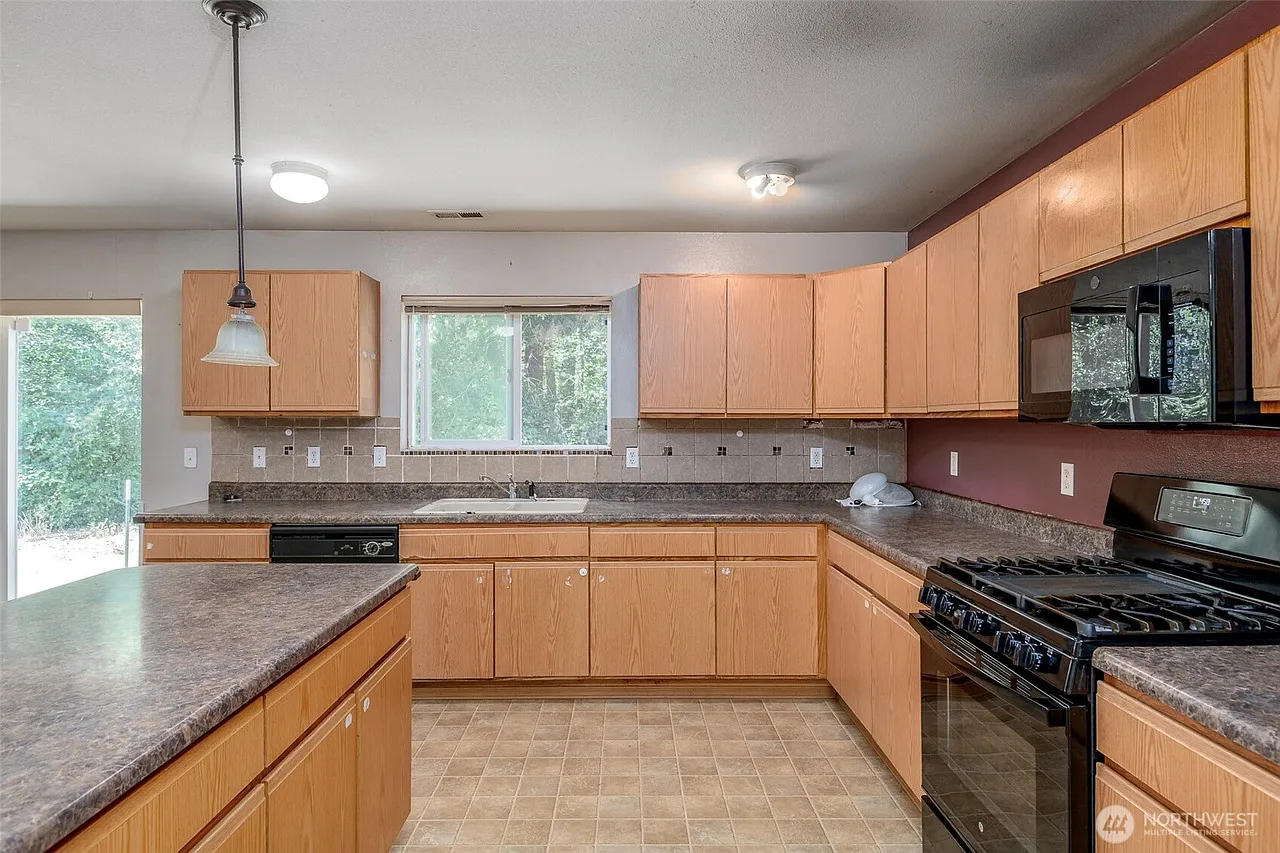 6 bed, 2.5 bath, 3236 sqft, $3,800 — Photo 3