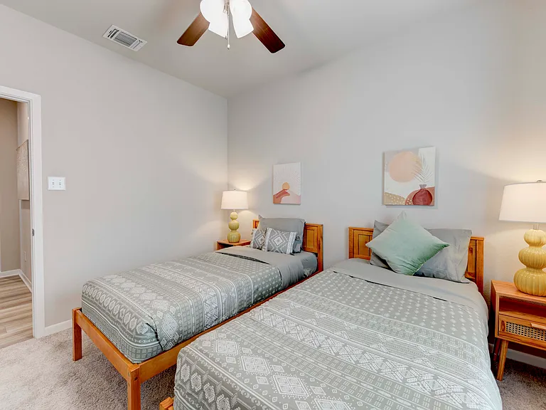 524 Oxford Ln — Photo 14