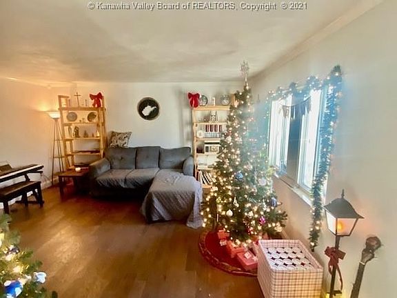 3rd image of 941B Somerset Dr