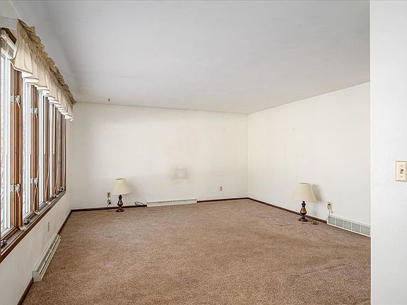 5th image of 2200 Parkwood Dr