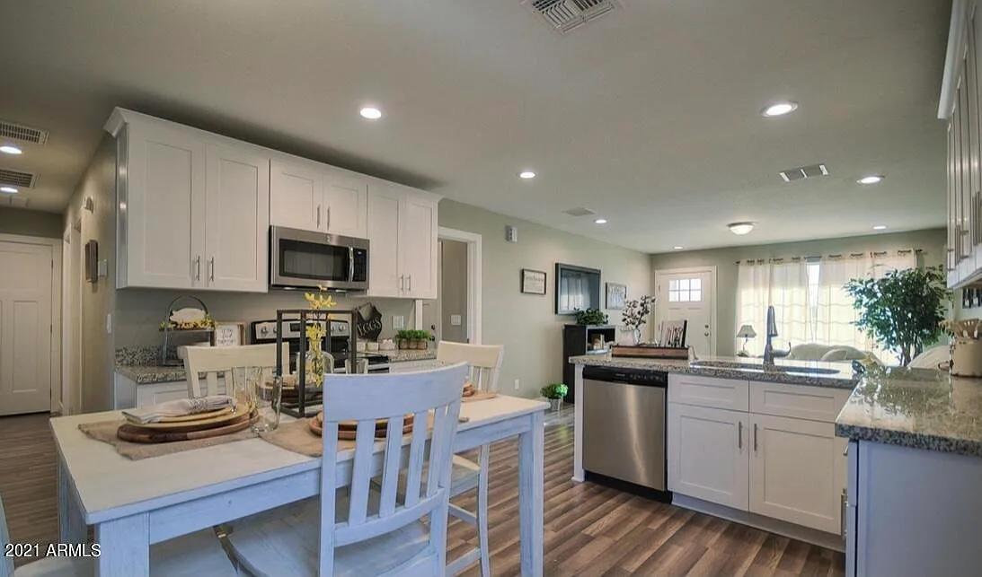 3 bed, 2.0 bath, 1370 sqft, $2,495 — Photo 4