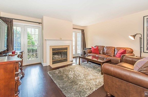 3rd image of 196 Cambridge Dr