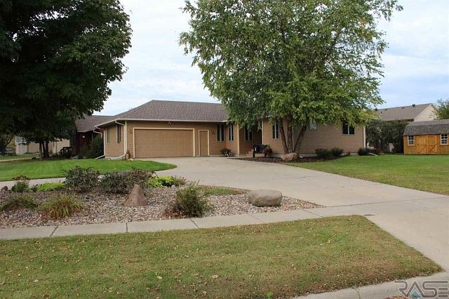 1st image of 208 W Chapelwood Dr