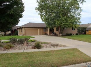208 W Chapelwood Dr, Brandon, SD 57005