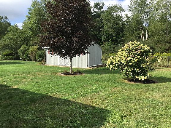 4th image of 11 Lyons Dr