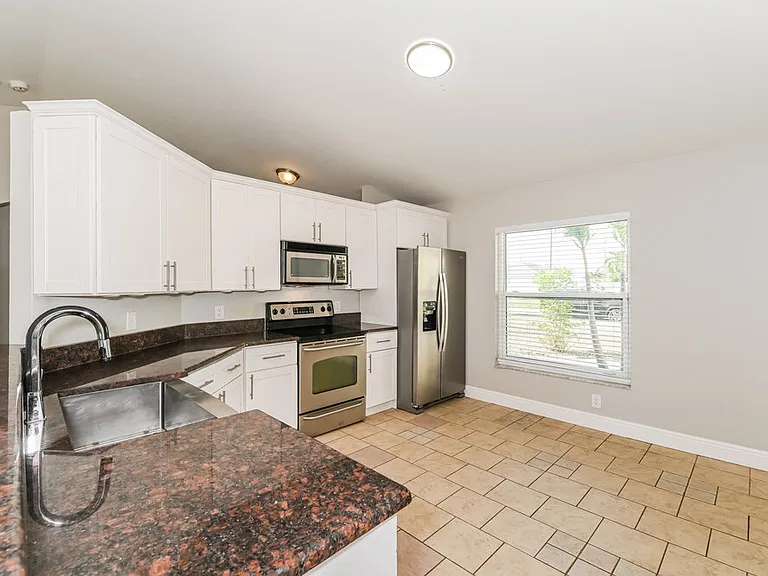 3213 SE Santa Barbara Pl — Photo 6