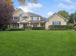 7 Locust Ln, Halesite, NY 11743