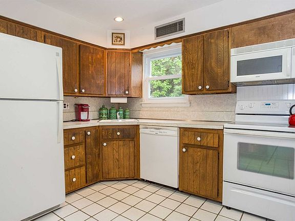 5th image of 40 Colgate Ln