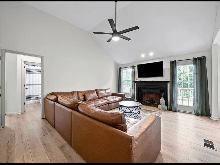 227 Harold Dr — Photo 3