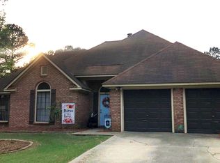 24 Raintree Dr, Hattiesburg, MS 39402