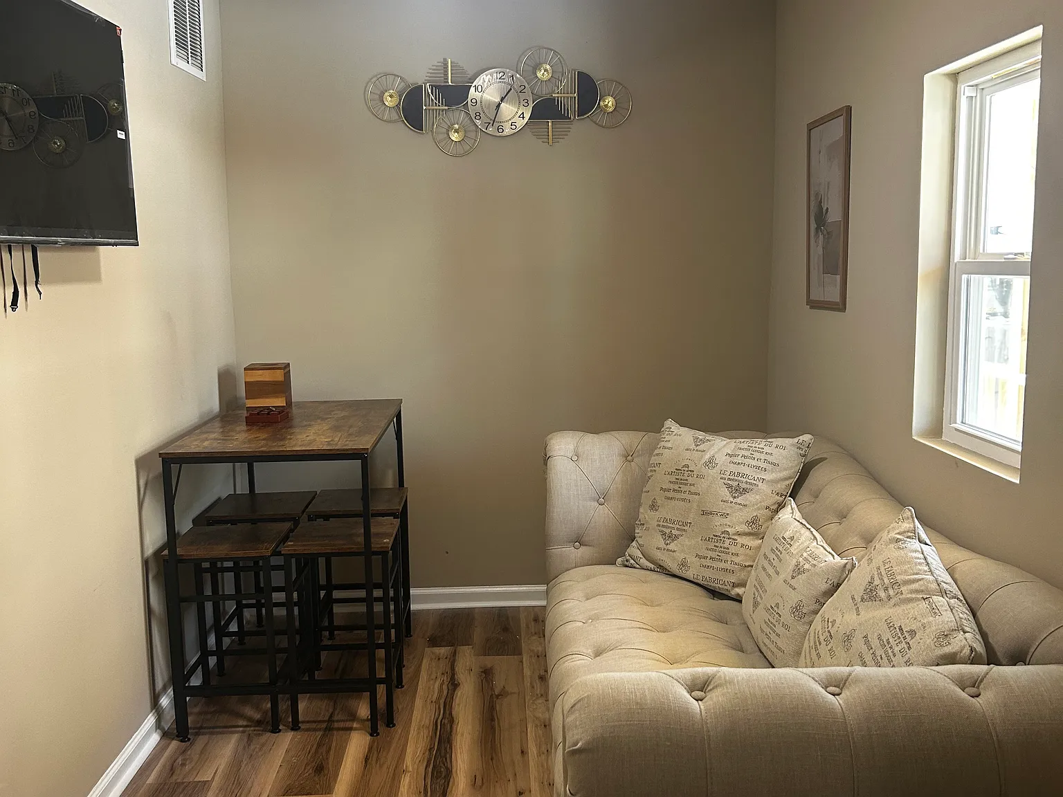 2 bed, 700 sqft, $2,200 — Photo 3