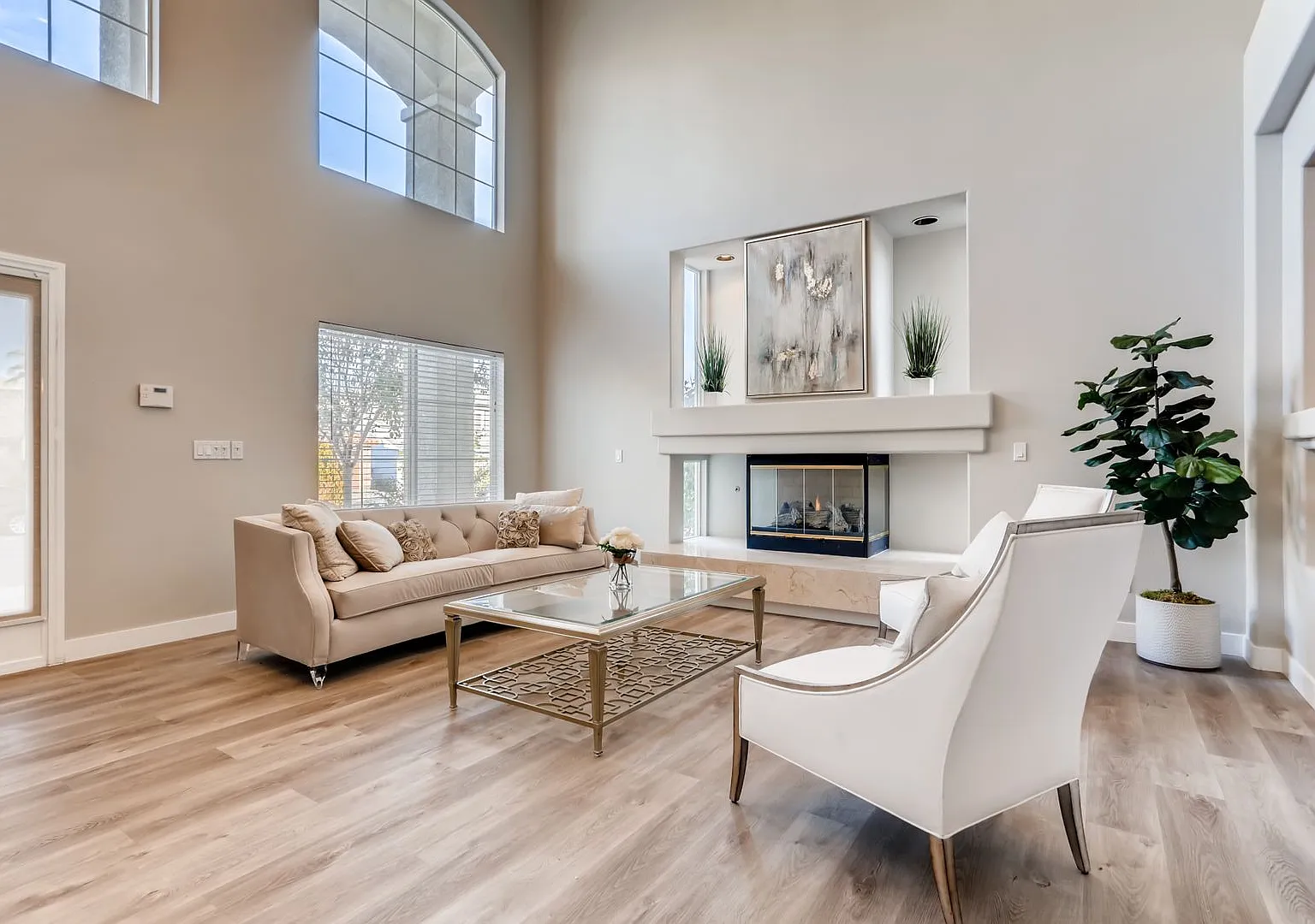 Modern 5-Bedroom, 3-Bathroom Oasis with a 3-Car Garage in the Heart of Las Vegas — Photo 3