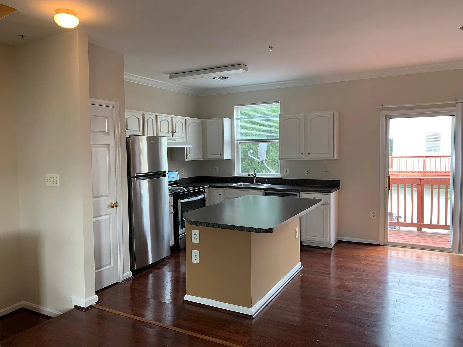 2 bed, 1195 sqft, $2,500 — Photo 3