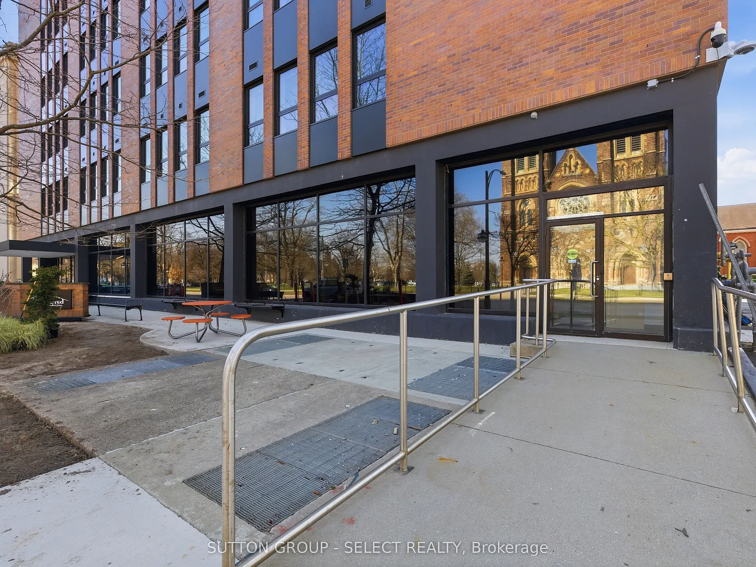 195 Dufferin Ave — Photo 4