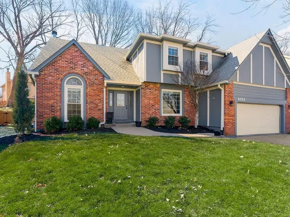 8352 Oakview Cir, Lenexa, KS 66215