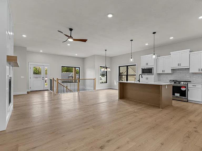 702 S Thornridge Dr — Photo 3