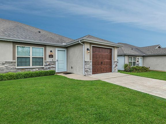 3rd image of 210 SW Laurel Dr #222
