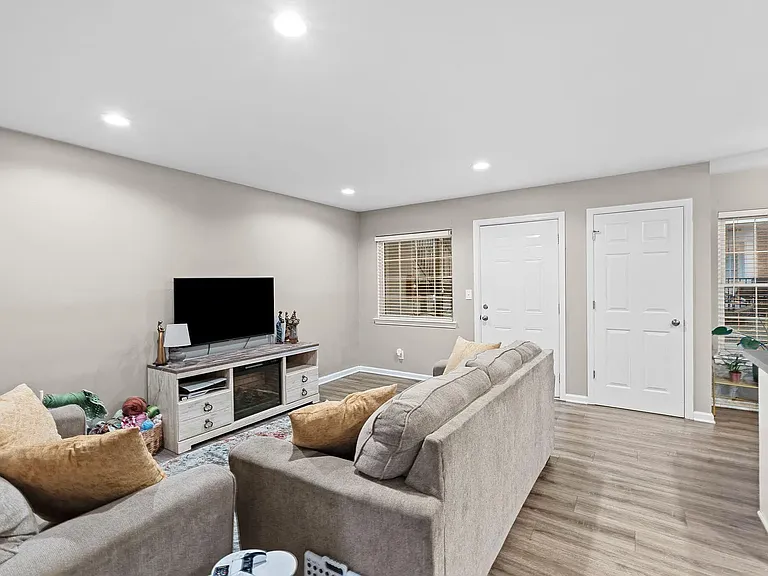 333 E 4th St #B6 — Photo 5