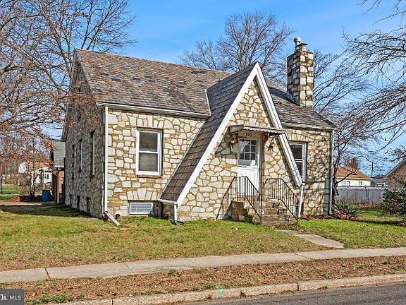 2nd image of 809 Olive St