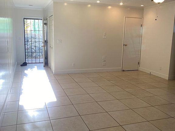 Entrance/living room