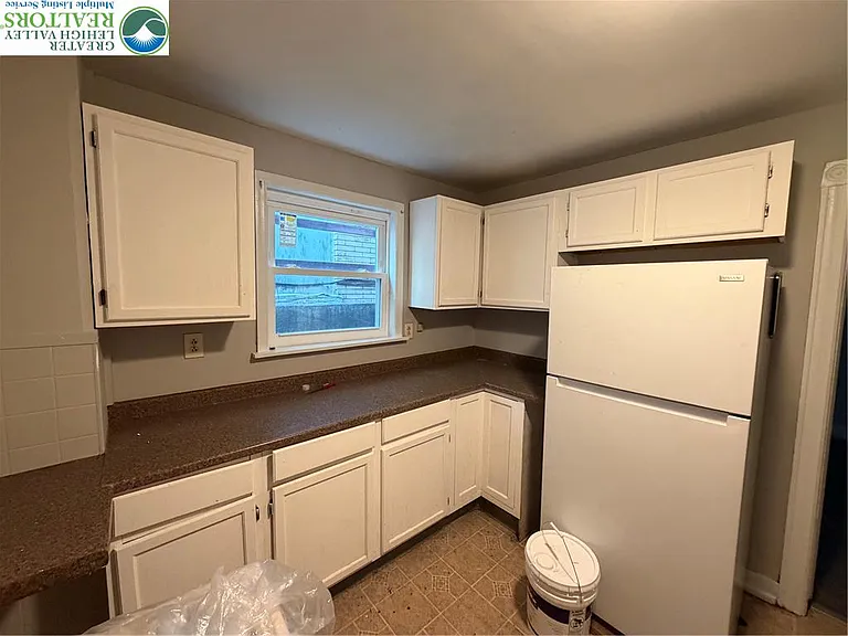 410 E 4th St #1 — Photo 3