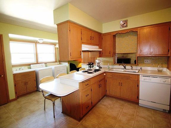 Kitchen w/Breakfast Bar!