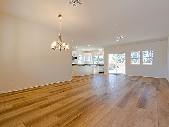 4th image of 486 Camellia Way