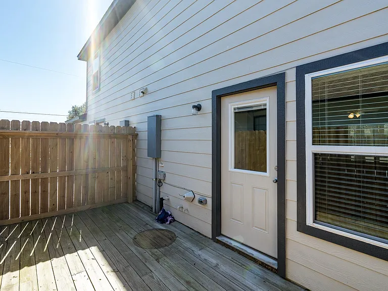207 N Poplar St #B — Photo 17