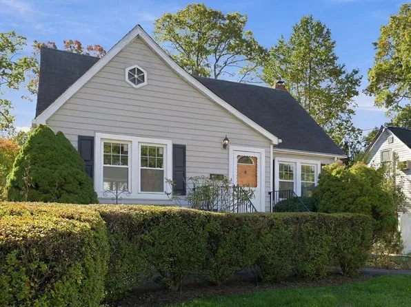 70 E 19th Street, Huntington Station, NY 11746