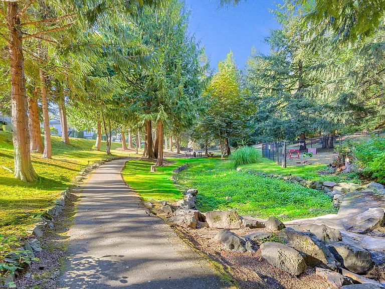 Evergreen Apartments — Photo 8