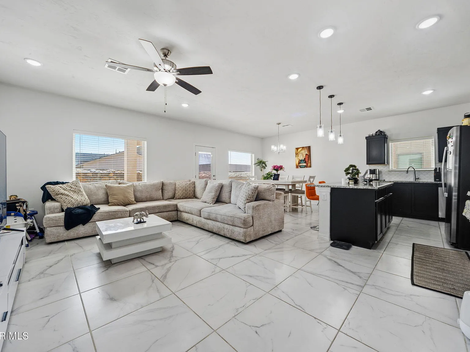 4 bed, 3.5 bath, 2018 sqft, $2,200 — Photo 3