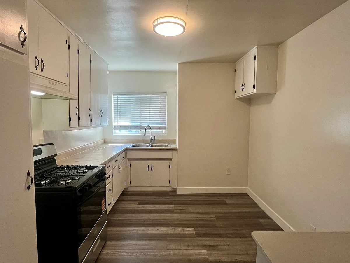 Building Photo - 2708