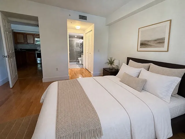 2 bed, 1121 sqft, $2,850 — Photo 4