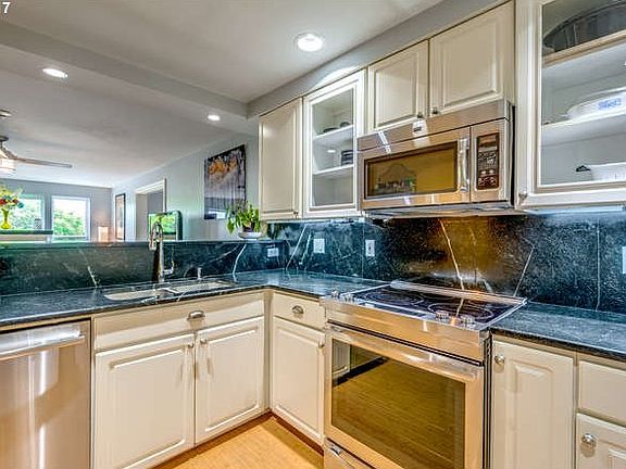 3rd image of 520 SE Columbia River Dr APT 327