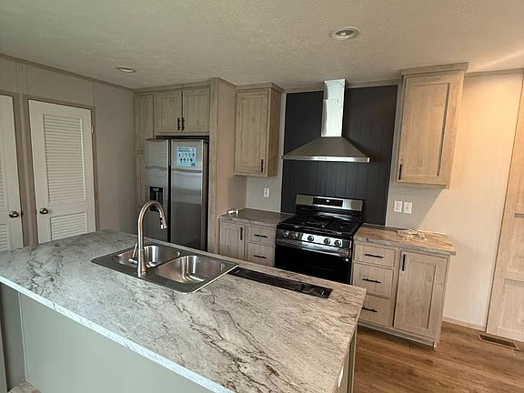 2nd image of 124 Lillian Ln