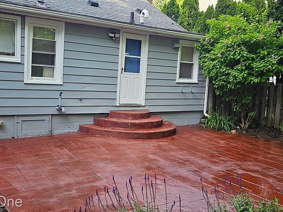 4th image of 2073 Roslyn Rd