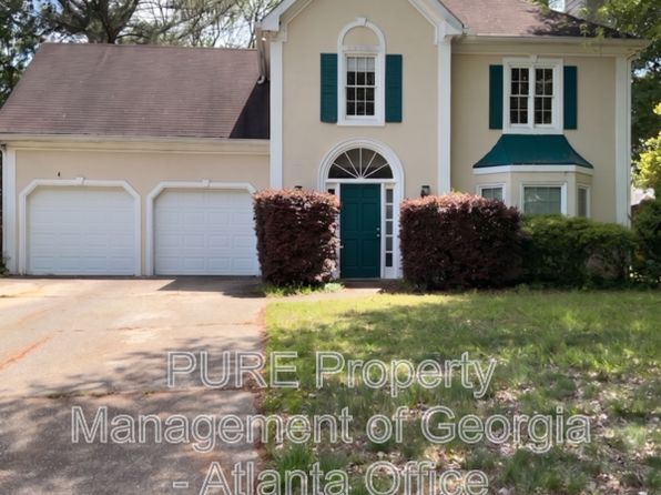 743 Helga Dr NE