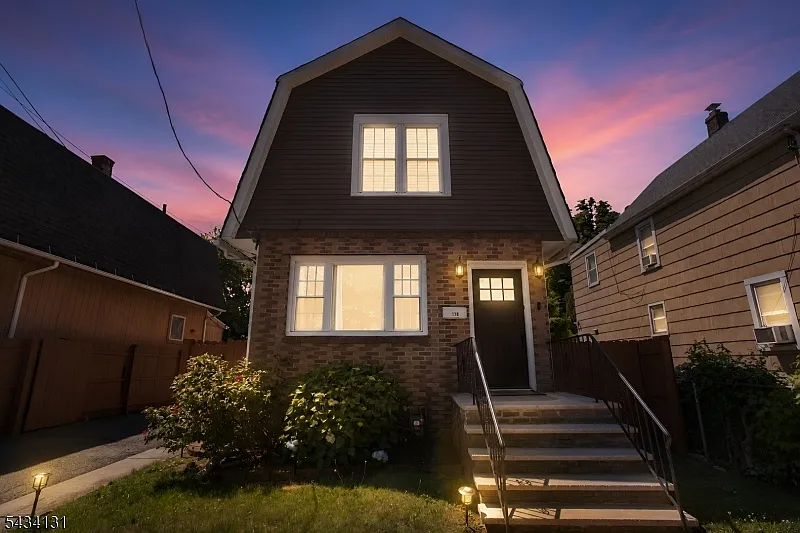 4 bed, 2.0 bath, $4,000 — Photo 1