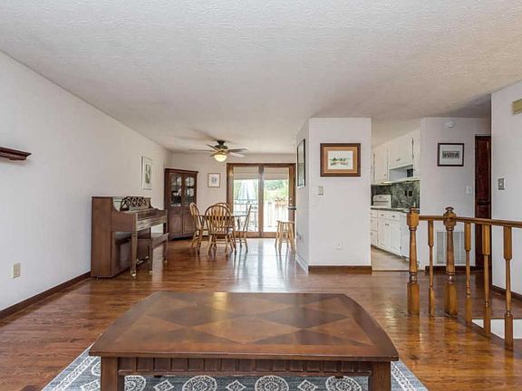 5th image of 8825 Minturn Ct