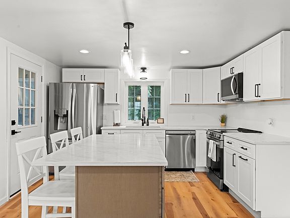 3rd image of 11 Fernwood Rd